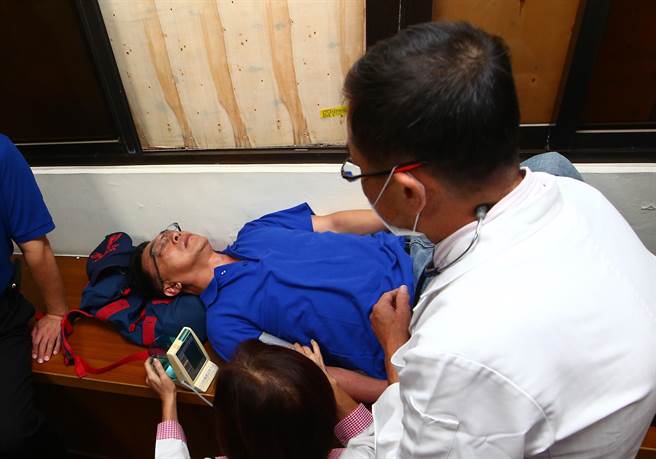 臺“立法院”爆發肢體沖突 國民黨民代遭推下主席臺 臺“立法院”爆發肢體沖突 國民黨民代遭推下主席臺