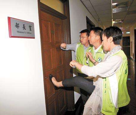 臺媒:民進黨對公權(quán)力雙標(biāo)準(zhǔn) 原來無賴正義也算轉(zhuǎn)型 臺媒:民進黨對公權(quán)力雙標(biāo)準(zhǔn) 原來無賴正義也算轉(zhuǎn)型