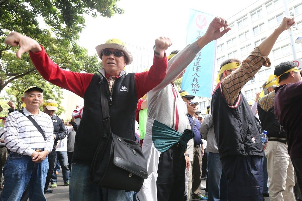 臺灣抗議群眾推倒拒馬沖突 手比“倒扁手勢”倒蔡 臺灣抗議群眾推倒拒馬沖突 手比“倒扁手勢”倒蔡