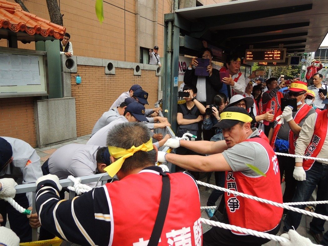 臺灣抗議群眾推倒拒馬沖突 手比“倒扁手勢”倒蔡 臺灣抗議群眾推倒拒馬沖突 手比“倒扁手勢”倒蔡