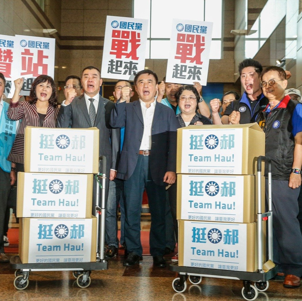 郝龍斌繳10萬聯署書 有信心爭取第一輪就勝選 郝龍斌繳10萬聯署書 有信心爭取第一輪就勝選