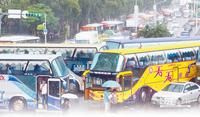 觀光業慘淡 臺上百輛游覽車“包圍”交通部門 觀光業慘淡 臺上百輛游覽車“包圍”交通部門