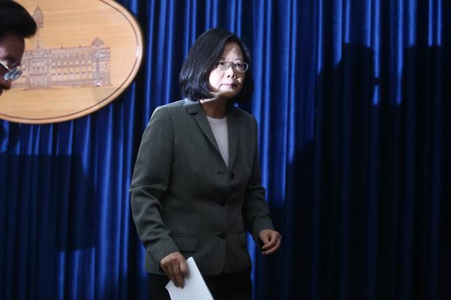 抗議群眾如影隨形 蔡英文取消行程稱感冒 抗議群眾如影隨形 蔡英文取消行程稱感冒