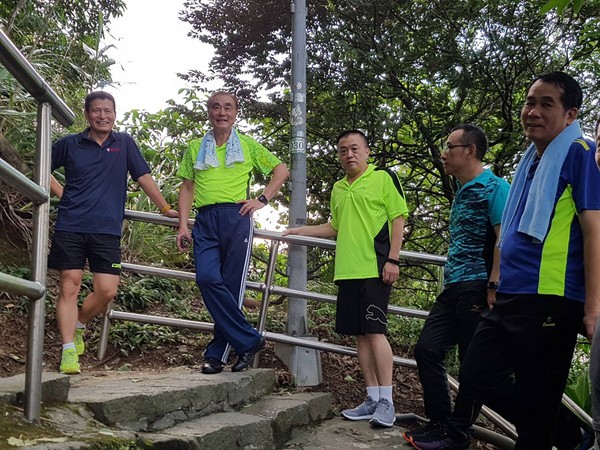 馮世寬上班時間率眾登山 挨批后竟稱“心安理得” 馮世寬上班時間率眾登山 挨批后竟稱“心安理得”