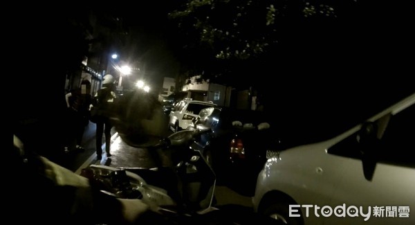 史上最惡!大媽蹲地拉屎 下一秒竟抓“熱熱一坨”砸女警 史上最惡!大媽蹲地拉屎 下一秒竟抓“熱熱一坨”砸女警