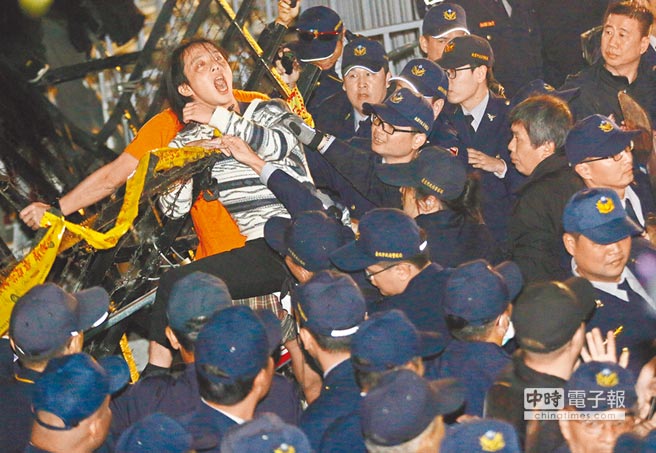 臺(tái)萬(wàn)名勞工上街抗議惡法 蔡英文卻跟他們談起了"夢(mèng)想" 臺(tái)萬(wàn)名勞工上街抗議惡法 蔡英文卻跟他們談起了"夢(mèng)想"