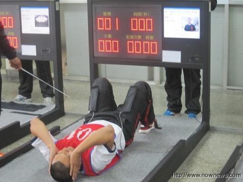 臺(tái)軍士兵進(jìn)行體能訓(xùn)練 臺(tái)軍士兵進(jìn)行體能訓(xùn)練