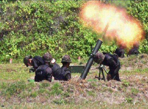2013年太平島上的臺灣“海巡署”人員使用迫擊炮進行實彈射擊訓練。(網絡圖) 2013年太平島上的臺灣“海巡署”人員使用迫擊炮進行實彈射擊訓練。(網絡圖)