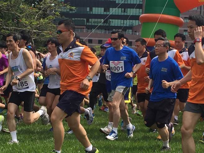 馬英九走光照網(wǎng)絡(luò)瘋傳,馬辦呼吁媒體自重自律。(圖片來源:臺灣《中時電子報》) 馬英九走光照網(wǎng)絡(luò)瘋傳,馬辦呼吁媒體自重自律。(圖片來源:臺灣《中時電子報》)