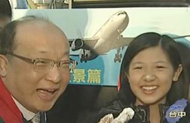 羅婉禎(右)全家遠從嘉義到總部當志工,合力做了五百多個肉圓給大家分享