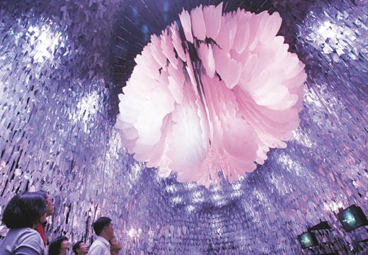 ��������(m��ng)���^�����d�ľ޴󻨰��Ԍm��׌���^�񱊻������x(ch��ng)�������ڻ����Ԍm�У�͸�^(gu��)���f�����^(gu��)�̣�����ֲ���c���x(ch��ng)�Ļ��������P(gu��n)ϵ���DƬ��(l��i)Դ���_(t��i)����(li��n)�ψ�(b��o)��