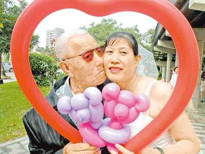百歲老人李有和五十三歲大陸配偶張?jiān)聬劢K于拍婚紗圓夢(mèng),恩愛之情羨煞旁人。圖片來源:臺(tái)灣《中國(guó)時(shí)報(bào)》