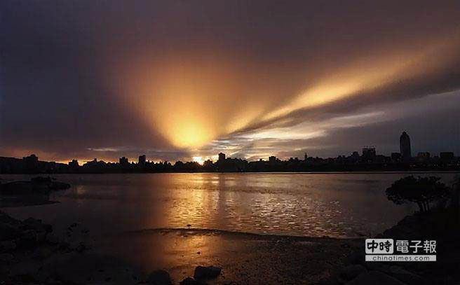 鳳凰臺風過境臺灣,21日清晨出現美麗的日出霞光 鳳凰臺風過境臺灣,21日清晨出現美麗的日出霞光