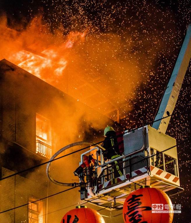 火舌不斷從窗戶及樓頂竄出。(臺(tái)媒圖) 火舌不斷從窗戶及樓頂竄出。(臺(tái)媒圖)