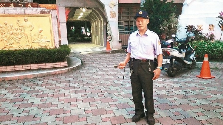 擔(dān)任校警的黃姓身障人士表示,因生活所迫才擔(dān)任校警,只要能領(lǐng)到薪水,愿意接受調(diào)整職務(wù)。 (臺(tái)灣《聯(lián)合報(bào)》 文寶攝) 擔(dān)任校警的黃姓身障人士表示,因生活所迫才擔(dān)任校警,只要能領(lǐng)到薪水,愿意接受調(diào)整職務(wù)。 (臺(tái)灣《聯(lián)合報(bào)》 文寶攝)