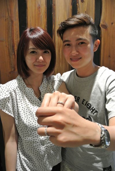 臺灣女同志辦結婚儀式 93歲奶奶牽孫女走紅毯獻祝福 臺灣女同志辦結婚儀式 93歲奶奶牽孫女走紅毯獻祝福