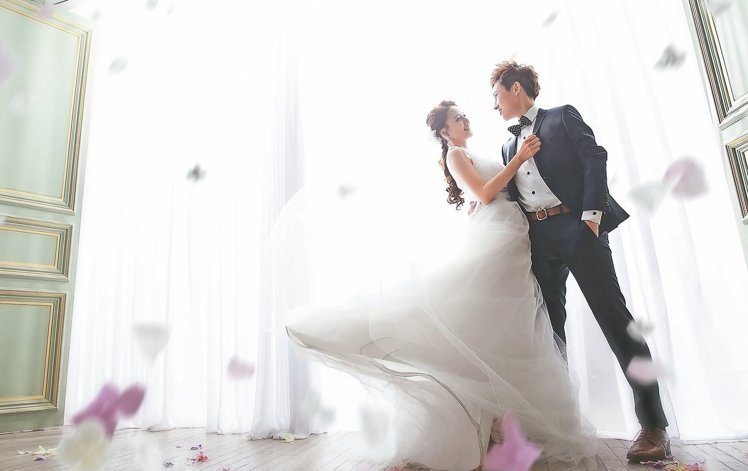 臺灣女同志辦結婚儀式 93歲奶奶牽孫女走紅毯獻祝福 臺灣女同志辦結婚儀式 93歲奶奶牽孫女走紅毯獻祝福