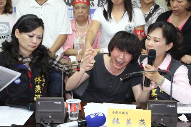 臺南女學(xué)生跳樓自殺 悔過書控訴老師侮辱母親(圖) 臺南女學(xué)生跳樓自殺 悔過書控訴老師侮辱母親(圖)