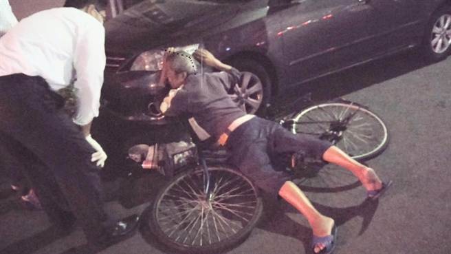 賴男酒后仆街,趴著不肯起來,原來是想獲得妻子關(guān)心。(中時電子報 陳俞霈翻攝) 賴男酒后仆街,趴著不肯起來,原來是想獲得妻子關(guān)心。(中時電子報 陳俞霈翻攝)