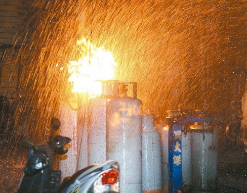 臺男子疑車行老板修車時偷油 縱火燒7屋37車 臺男子疑車行老板修車時偷油 縱火燒7屋37車