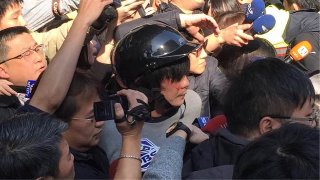 臺灣男子殘殺4歲女童引眾怒 移送時遭民眾追打 臺灣男子殘殺4歲女童引眾怒 移送時遭民眾追打