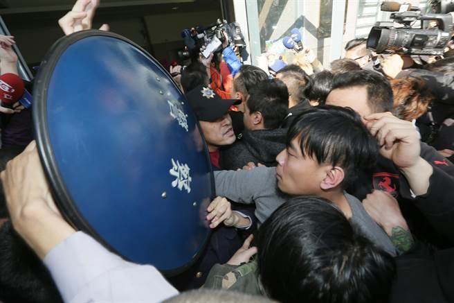 臺灣男子殘殺4歲女童引眾怒 移送時遭民眾追打 臺灣男子殘殺4歲女童引眾怒 移送時遭民眾追打