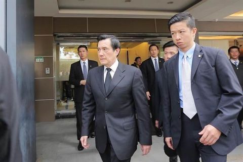 馬英九赴被害女童靈前上香(圖片來源:“中時電子報”)