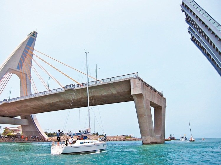 臺鵬灣跨海大橋造價21億 “開橋秀”四個月故障兩次 臺鵬灣跨海大橋造價21億 “開橋秀”四個月故障兩次