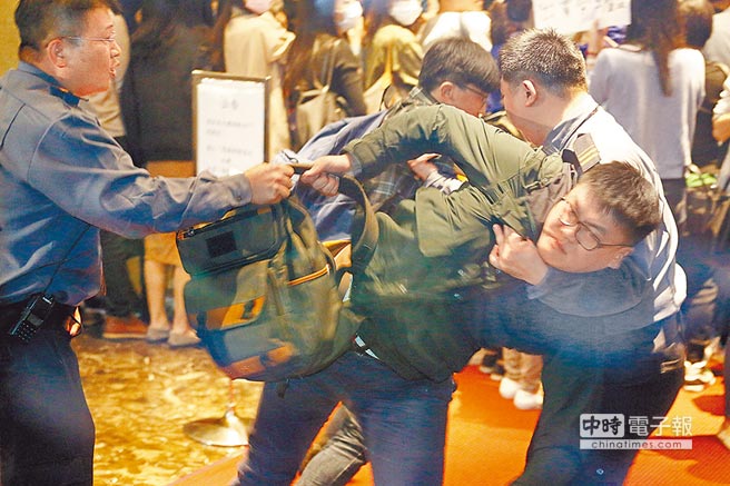 看新聞才知要解散 工會抗議復興航空勞資協商搞黑箱 看新聞才知要解散 工會抗議復興航空勞資協商搞黑箱