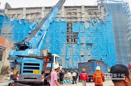 臺灣桃園市大溪高中21日發生工安意外,5名工人遭到鷹架、泥漿壓住,送醫后皆不治。(臺灣《中國時報》/賴佑維 攝)