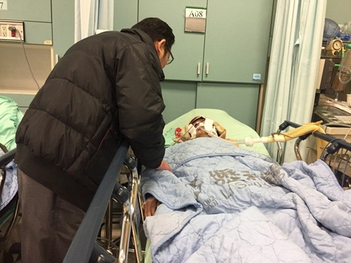 龍潭愛心長照中心大火,受傷的66歲榮眷葉阿春遭嗆傷,目前意識清楚。記者許政榆/翻攝