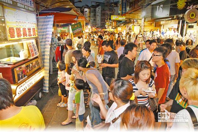 臺(tái)灣夜市是觀光客赴臺(tái)游熱門(mén)行程,走訪一趟,便可以吃遍最具特色小吃 臺(tái)灣夜市是觀光客赴臺(tái)游熱門(mén)行程,走訪一趟,便可以吃遍最具特色小吃