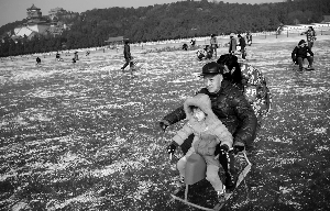 北京最大冰場頤和園昆明湖開業 面積70萬平米 北京最大冰場頤和園昆明湖開業 面積70萬平米