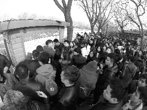 北京最大冰場頤和園昆明湖開業 面積70萬平米 北京最大冰場頤和園昆明湖開業 面積70萬平米