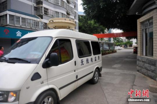 資料圖:2015年6月7日至8日,為保障高考秩序,廣西官方出動無線電監測車。