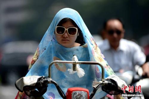 7��26�գ����ݸߜ؁��u���񱊡�ȫ�����b�����С����գ������К����_�l(f��)���ߜس�ɫ�A(y��)����̖������ǰ�����՚ⶼ׃���˟��ˣ���(n��i)ꑵ���̩���}��ȵؘO�˸ߜس��^40�档���ڸߜ���ⲻ����̫��׃�������ֹ��������_������߀��Ҫ���_����ǰ��ĸߜؕr�γ��T�� ���|�� �z