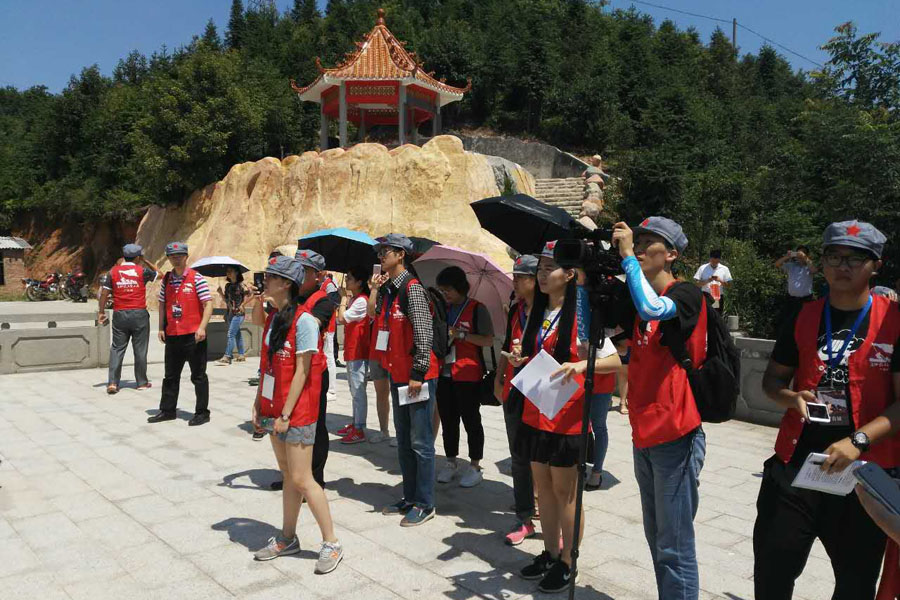 【網(wǎng)絡(luò)媒體走轉(zhuǎn)改】媒體團參觀韶關(guān)油山革命紀(jì)念碑緬懷先烈 【網(wǎng)絡(luò)媒體走轉(zhuǎn)改】媒體團參觀韶關(guān)油山革命紀(jì)念碑緬懷先烈