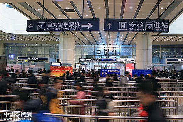 ���\�����������E