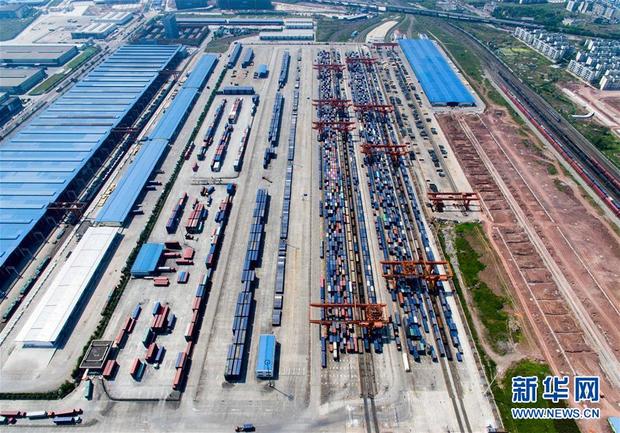 �DƬĬ�J���}