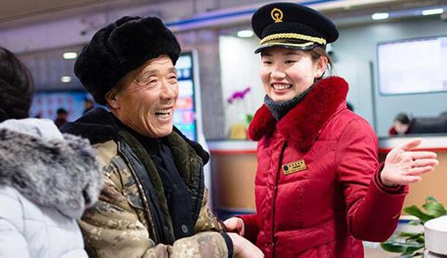 ���\����