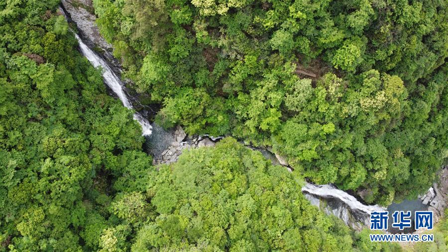 ������(x��)��ƽ�r���Ї���ɫ������x˼��ָ���¡����r����������ƪ�¡���(x��)��ƽ����ӛ�P(gu��n)���¡��D�Ļ��ӣ���6���L���ǵ��´��������ʮ���塱�չ�֮����L����һ�w���¹���