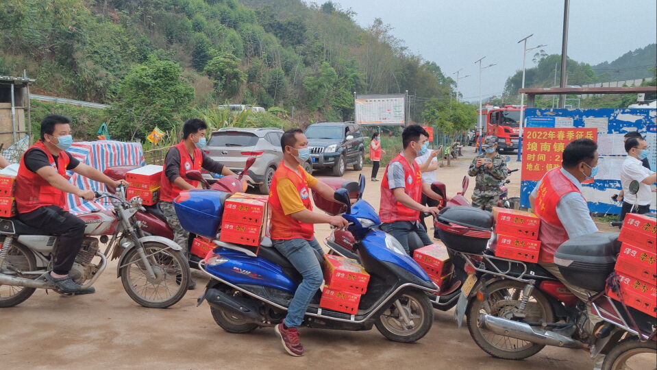 3月22日,身穿紅色馬甲的村民志愿者在運(yùn)送物資。新華社記者程睿澤 攝