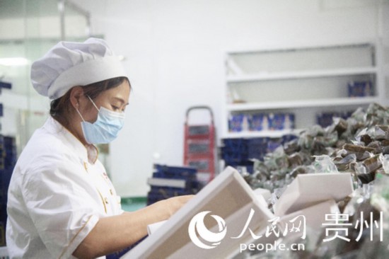 化屋村發(fā)展黃粑產(chǎn)業(yè),帶動村民就業(yè)。人民網(wǎng) 龍章榆攝