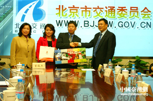 主任周正宇向參訪團(tuán)贈(zèng)送奧運(yùn)福娃