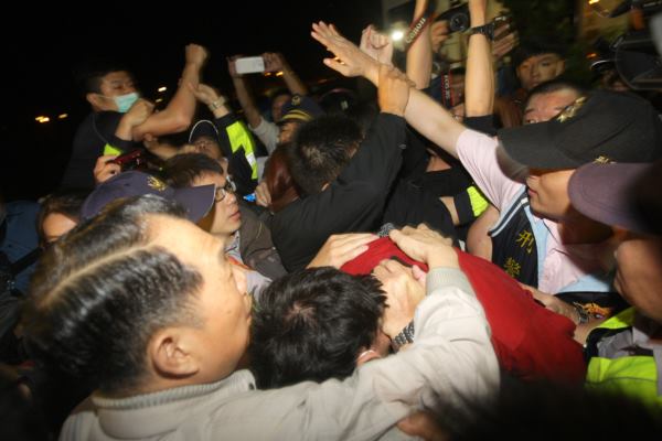 �S���񱊺��ܺ��߼Ҍپۼ����ɳ����⣬�����ݵ��О���_���M