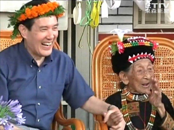 馬英九獻吻112歲老太遭拒:只被老公碰過 馬英九獻吻112歲老太遭拒:只被老公碰過