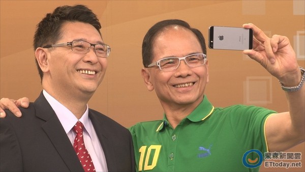 游錫堃與林志嘉不久前還親密合照,今日就因民調方式發生分歧 游錫堃與林志嘉不久前還親密合照,今日就因民調方式發生分歧