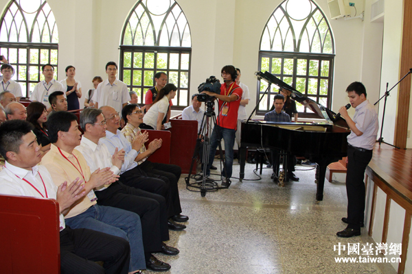 �r�����ɰ��P(gu��n)ϵ����־܊�c��־��һͬ�^��ä�_���л���äУ�W(xu��)ͯ��������