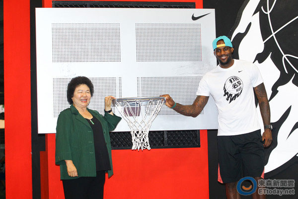 “小皇帝”詹姆斯赴臺參訪會見陳菊 為空難罹難者祈禱 “小皇帝”詹姆斯赴臺參訪會見陳菊 為空難罹難者祈禱