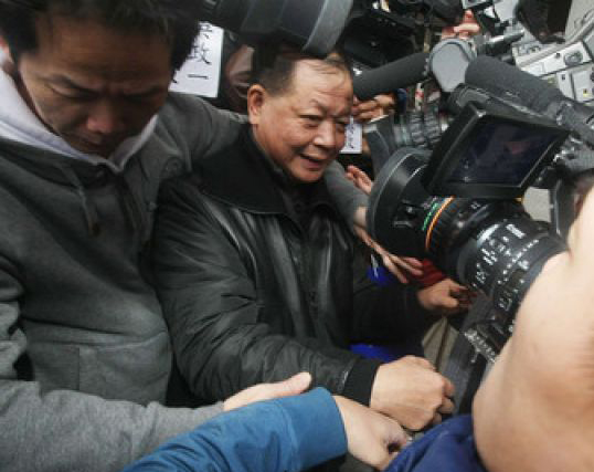 劉政池在庭訊后快步離開 劉政池在庭訊后快步離開